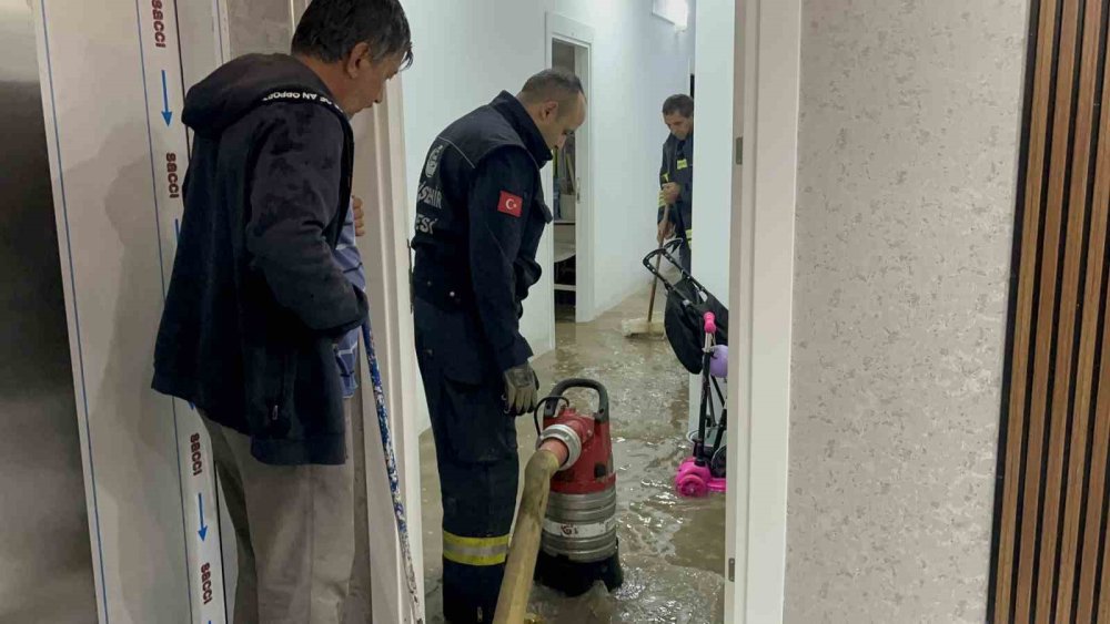 Sağanak Nedeniyle Yollar Göle Döndü