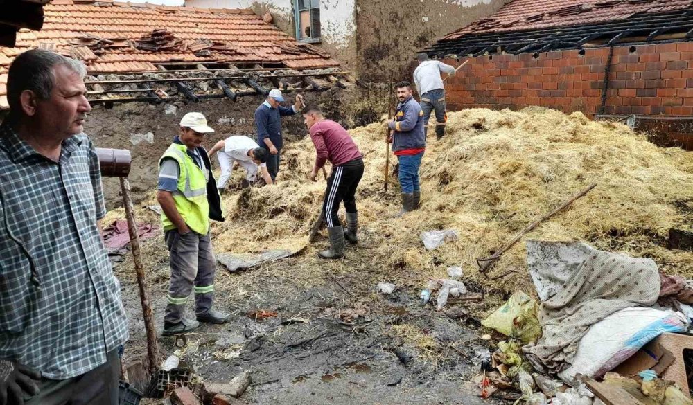 Ahır Yangınında 1 Koyun Telef Oldu, 200 Balya Saman Yandı