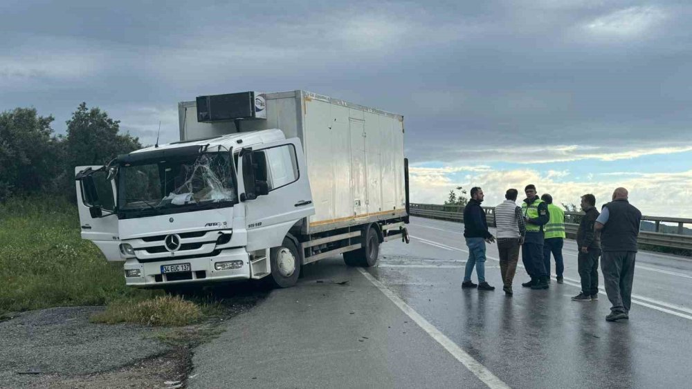 Ani Fren Yapan Kamyona 2 Araç Çarptı: 1 Yaralı