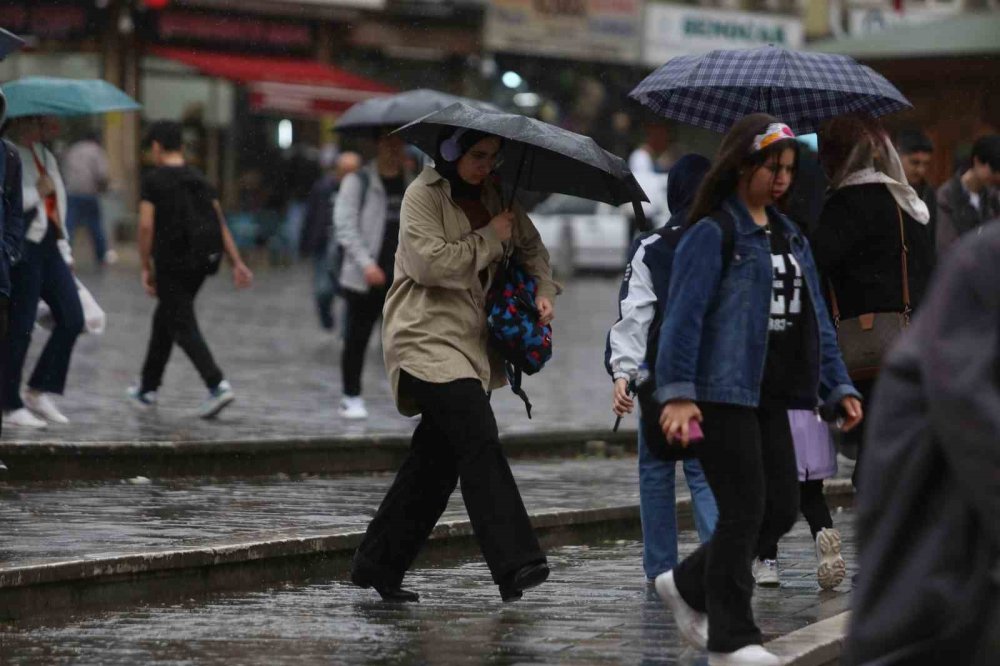 Kimisi Yağmurdan Kaçtı, Kimisi De Tadını Çıkardı