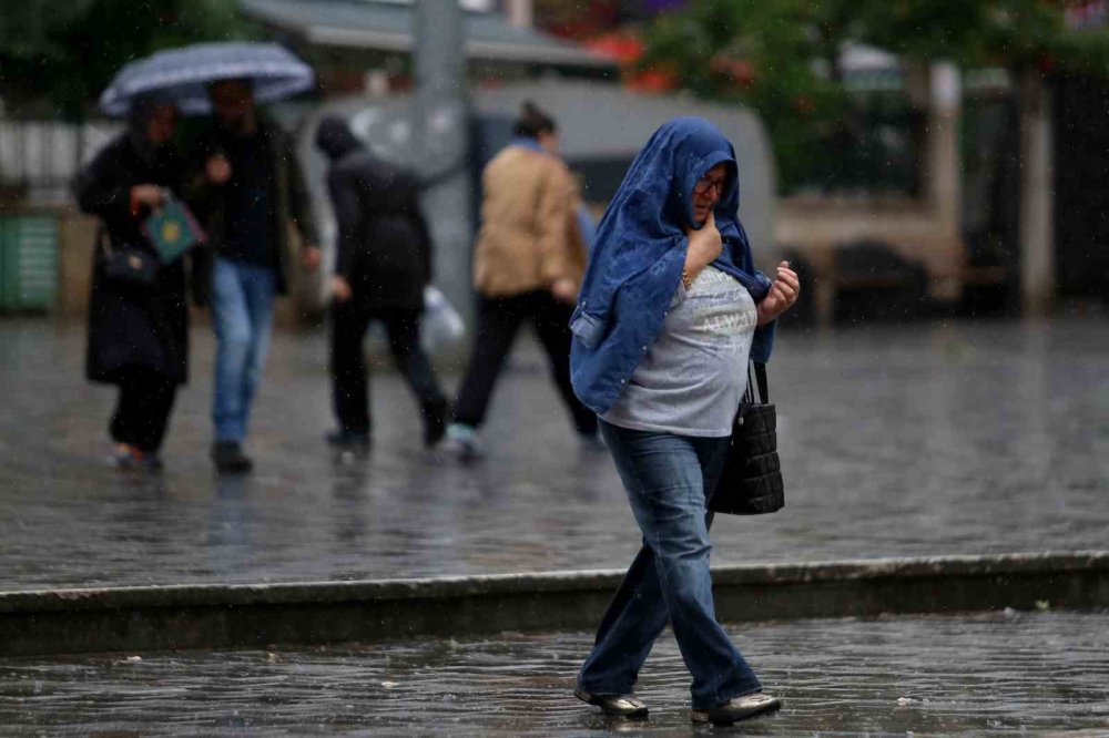 Kimisi Yağmurdan Kaçtı, Kimisi De Tadını Çıkardı