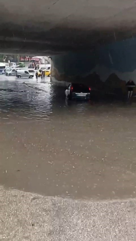 Sağanak Yağışta Pazarı Sel Götürdü