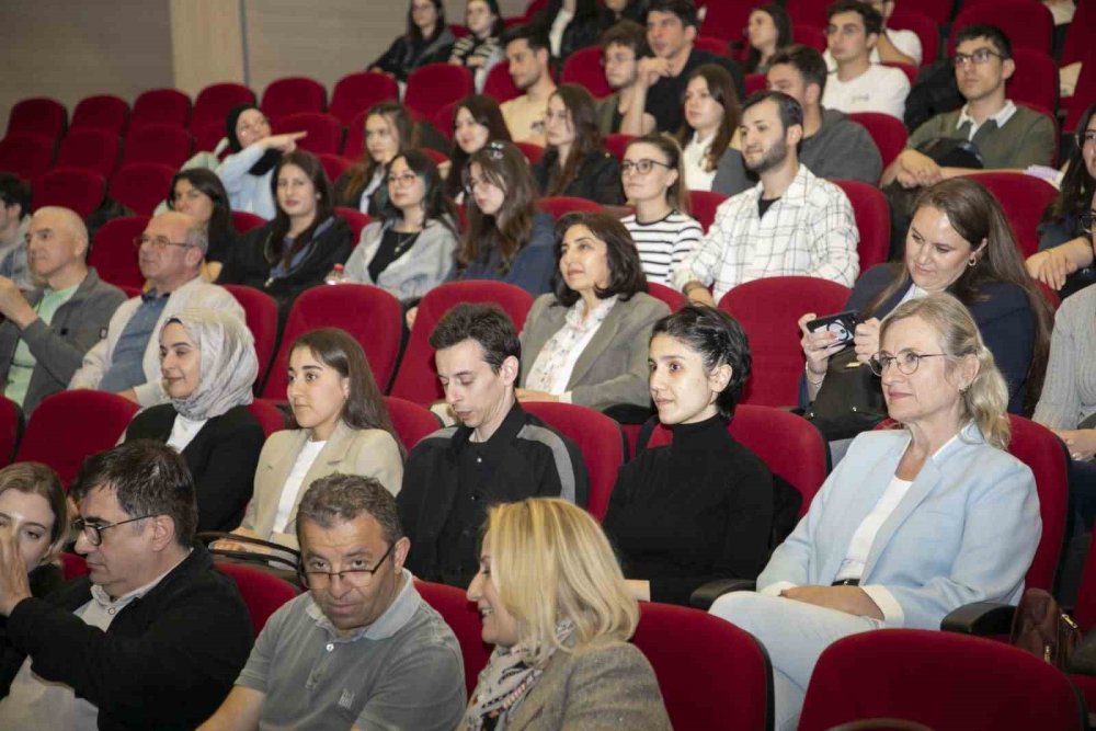 Mezunlar İle Öğrenciler Panelde Bir Araya Geldi