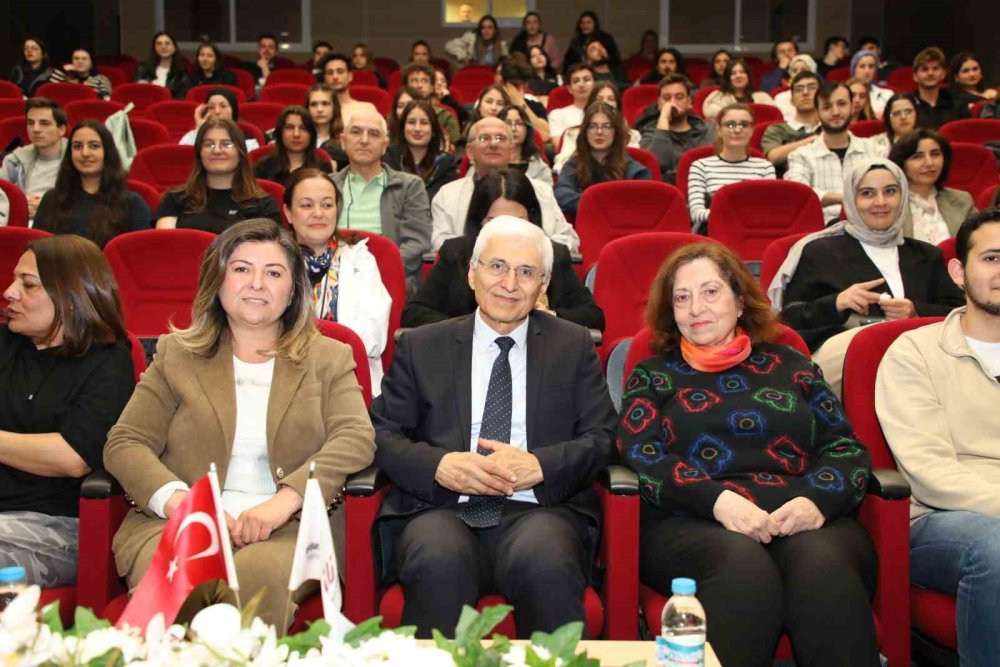 Mezunlar İle Öğrenciler Panelde Bir Araya Geldi