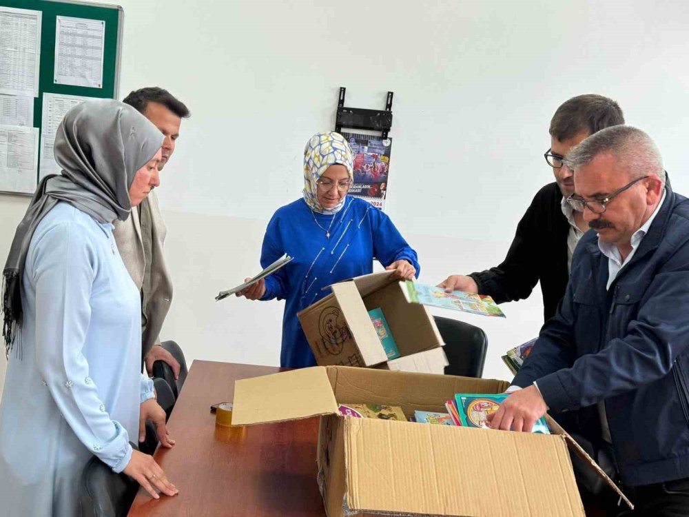 Deprem Bölgesindeki Öğrencilere Kitap Desteği