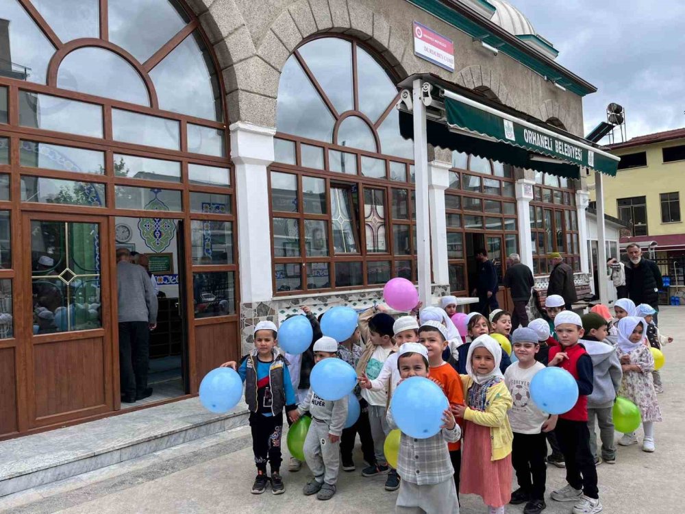 Minik Öğrenciler İlk Namazlarını Kılıp Seccadelerini Aldı