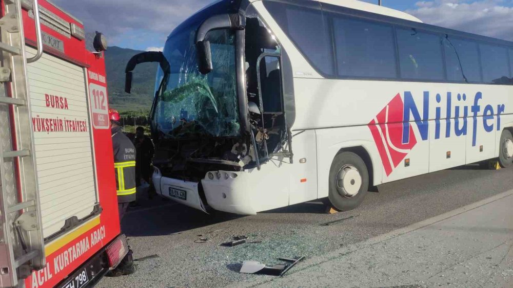 Yolcu Otobüsü Tıra Çarptı, Faciadan Dönüldü