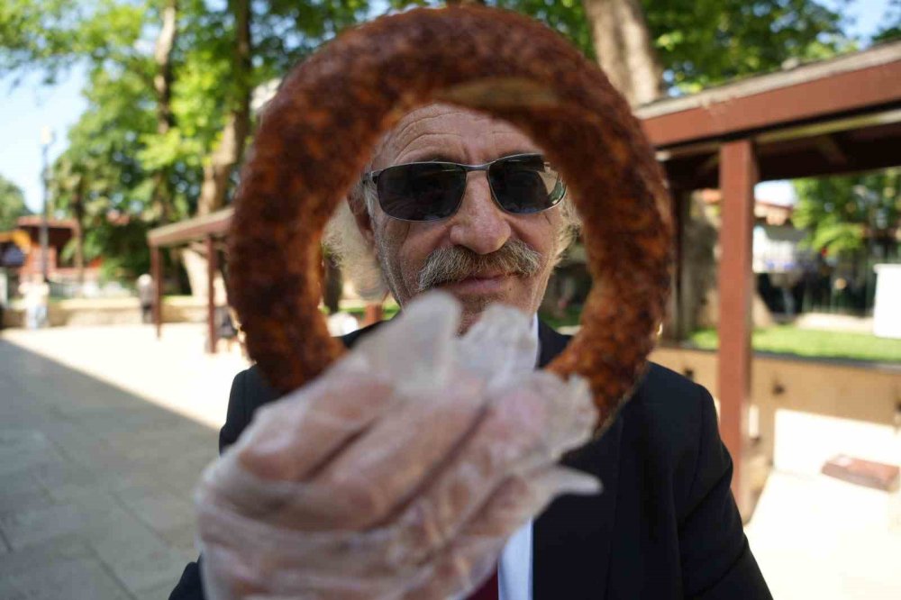 Takım Elbiseyle Simit Satıyor