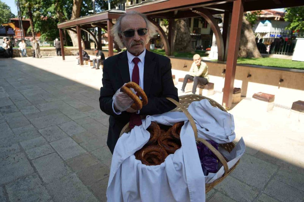 Takım Elbiseyle Simit Satıyor