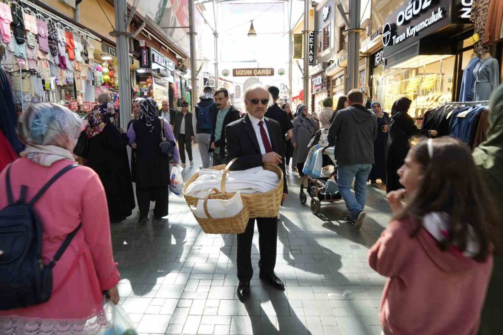 Takım Elbiseyle Simit Satıyor