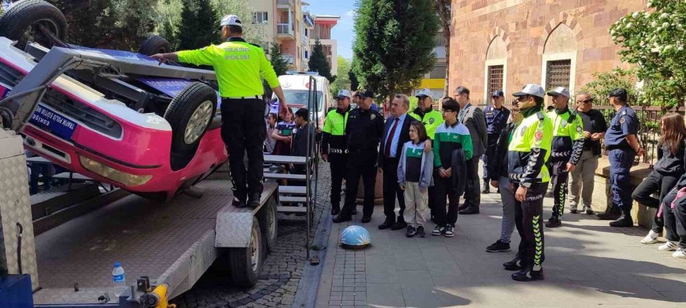 Bozüyük’te Emniyet Kemerinin Önemi Simülasyon Aracıyla Anlatıldı