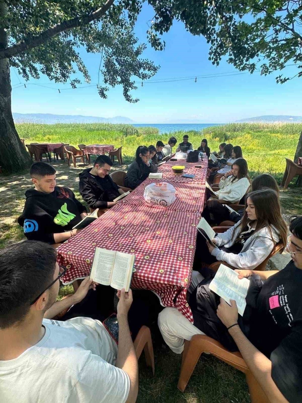 Göl Kenarında Kitap Okudular