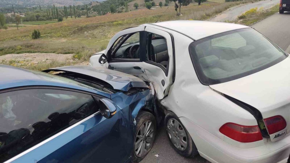 Karayolunda Trafik Kazası: 5 Yaralı