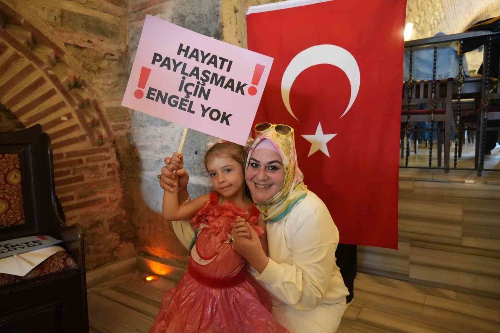 (Özel) Poşetten Kıyafet Dikip Defile Yaptılar