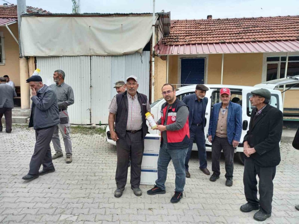 Çiftçilere Ücretsiz İlaç Dağıtıldı