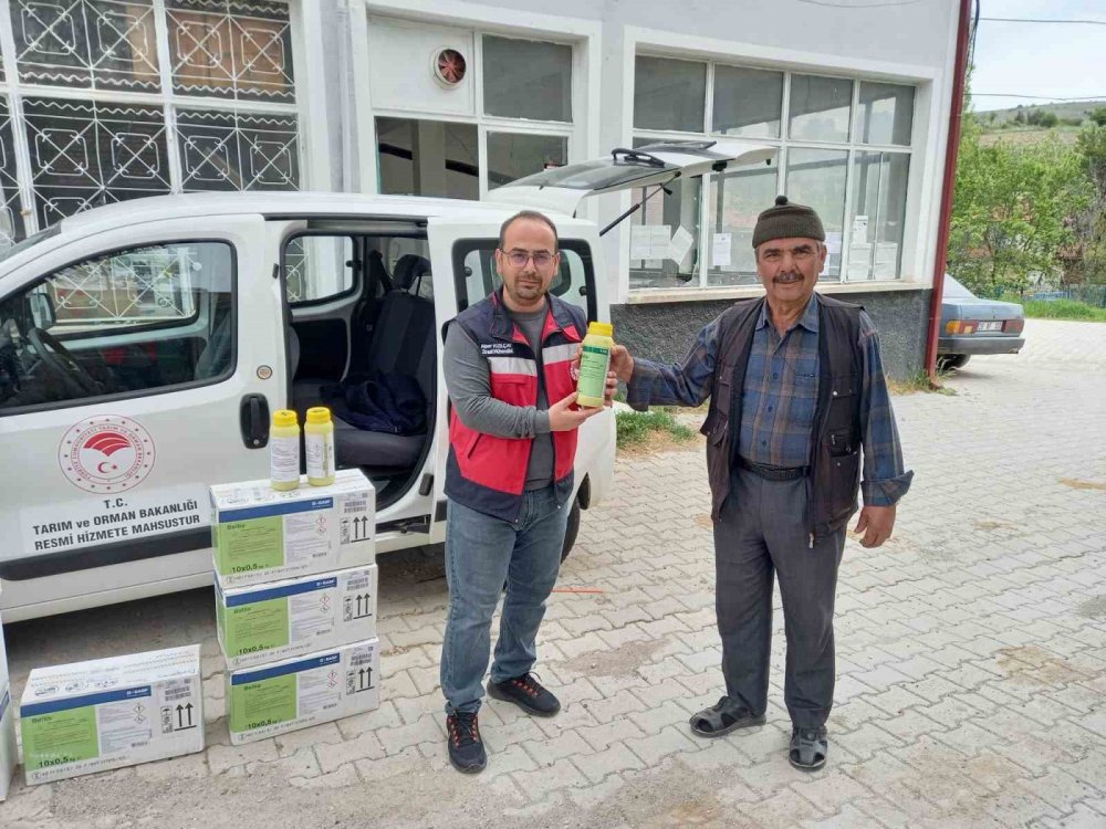 Çiftçilere Ücretsiz İlaç Dağıtıldı