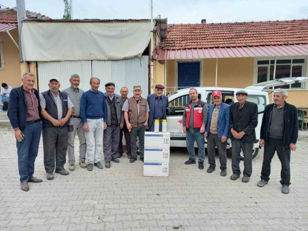 Çiftçilere Ücretsiz İlaç Dağıtıldı