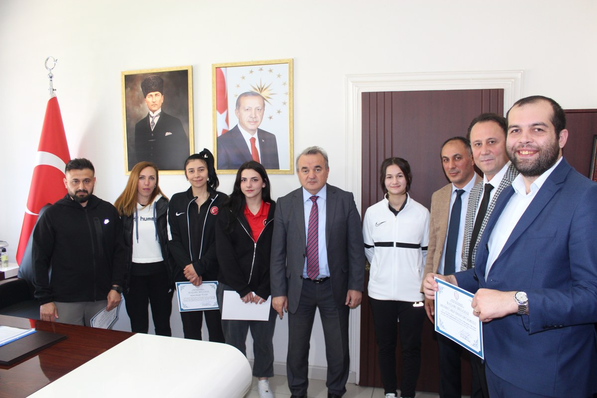 dereceye-giren-ogrenciler-kaymakam1.jpg
