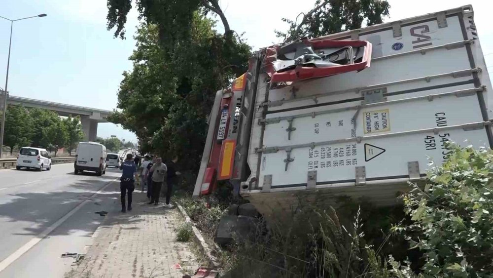 Kamyon İle Çarpışan Tır Şarampole Uçtu