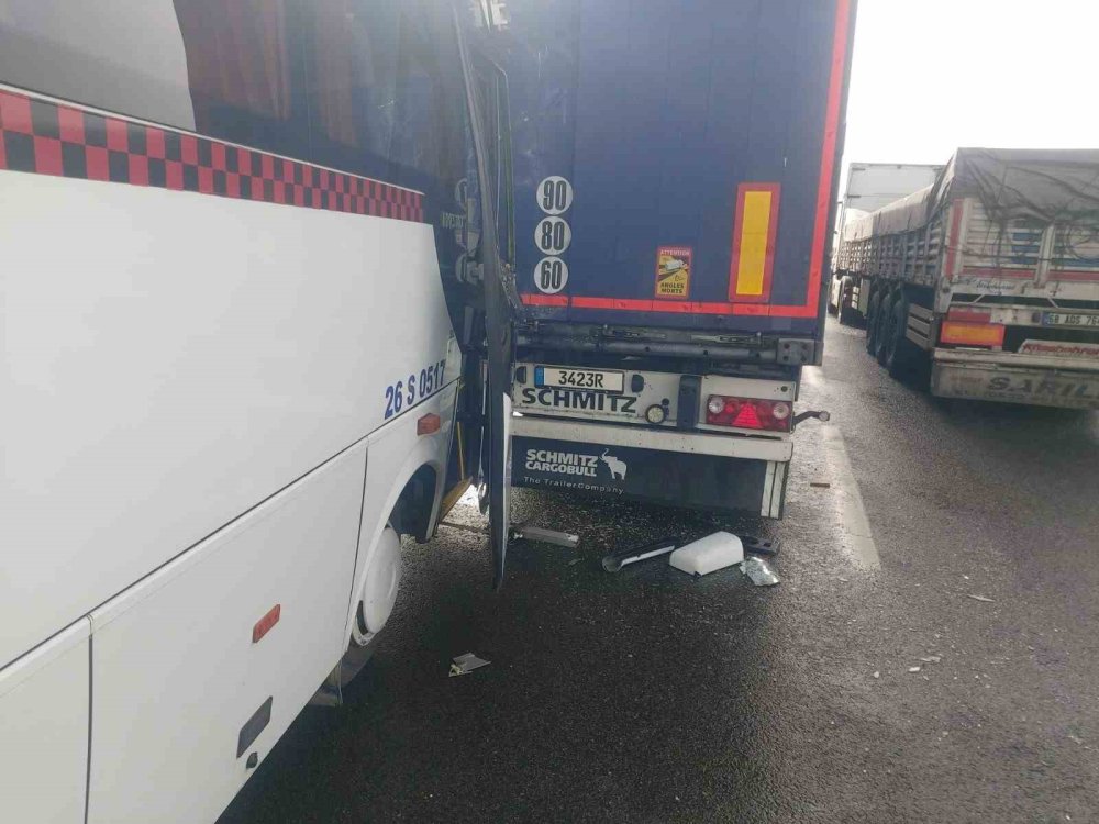 İşçi Servisi Tıra Çarptı, 8 Kişi Yaralandı