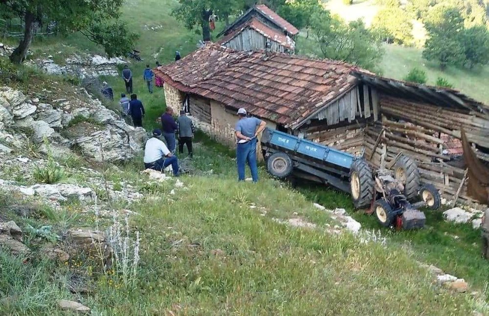 Devrilen Traktörün Altında Kalan Genç Hayatını Kaybetti