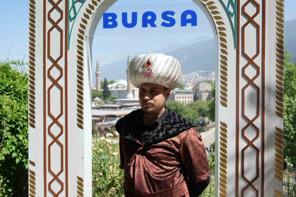 Tarihi Surlara Çıkanlar Karşılarında Padişah Kıyafetli Fenomeni Gördü
