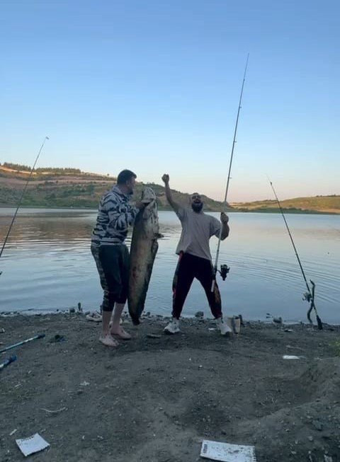 165 Santimetrelik Balık Tutan İki Arkadaşa Para Cezası