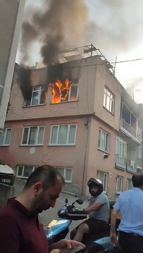 3 Katlı Binanın En Üst Katı Alev Alev Yandı