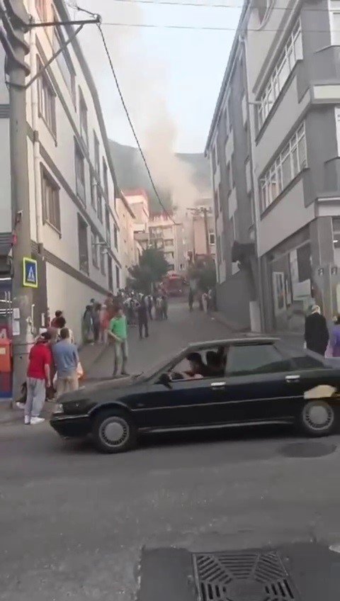3 Katlı Binanın En Üst Katı Alev Alev Yandı