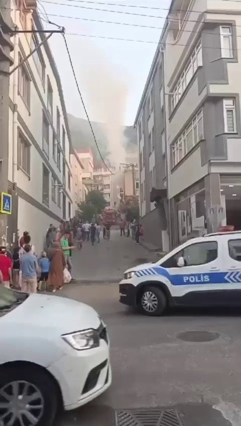 3 Katlı Binanın En Üst Katı Alev Alev Yandı