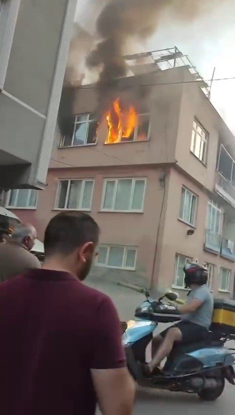 3 Katlı Binanın En Üst Katı Alev Alev Yandı