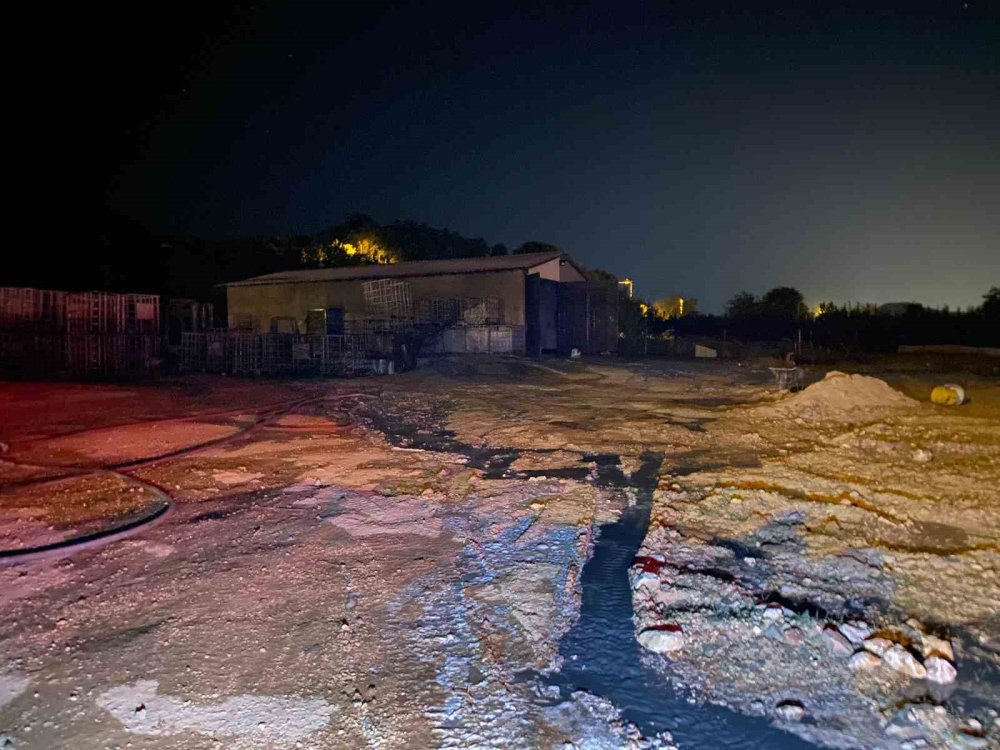 Boya Fabrikasında Yangın: 3 Kişi Kimyasaldan Etkilendi