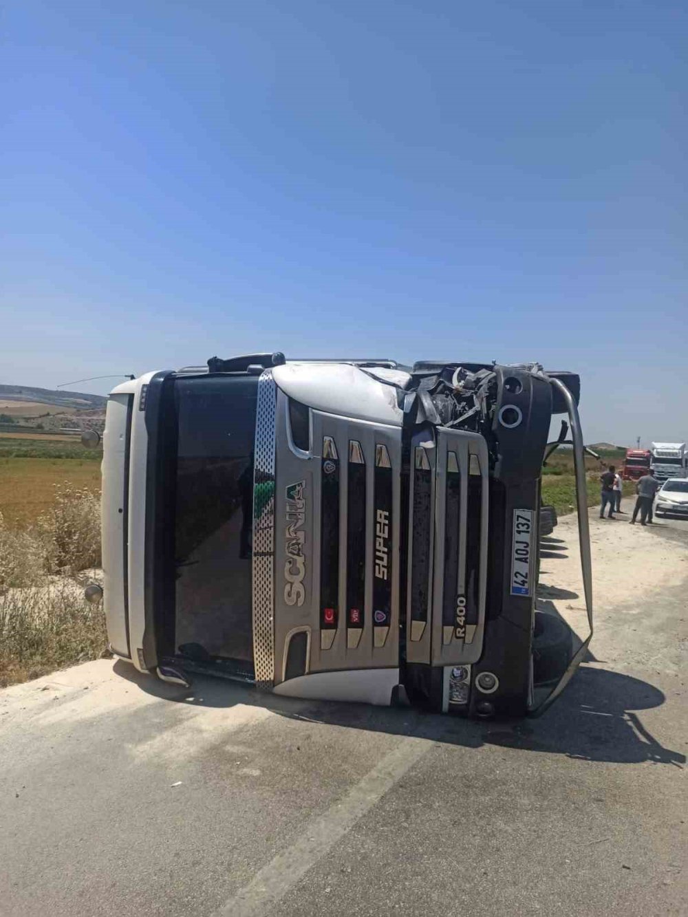 Kamyona Çarpan Tır Yan Yattı: 1 Yaralı