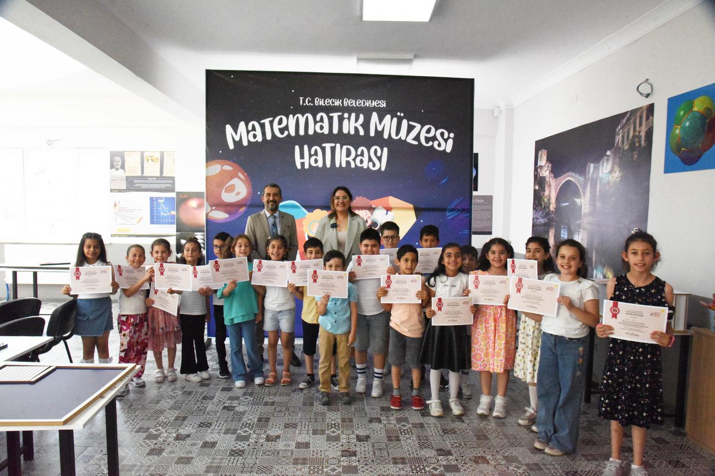 matematik-kurslarina-katilan-cocuklar-sertifikalarini-aldi-3.jpg