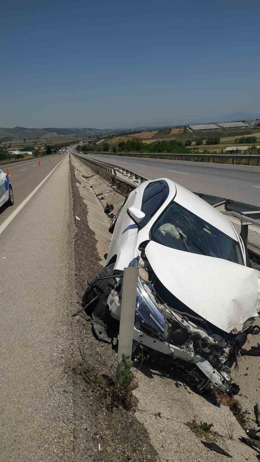 Otomobil Refüje Çarptı: 2 Yaralı