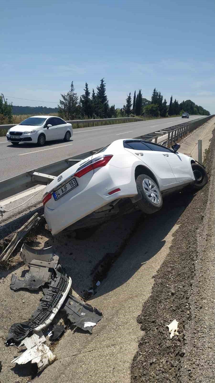 Otomobil Refüje Çarptı: 2 Yaralı