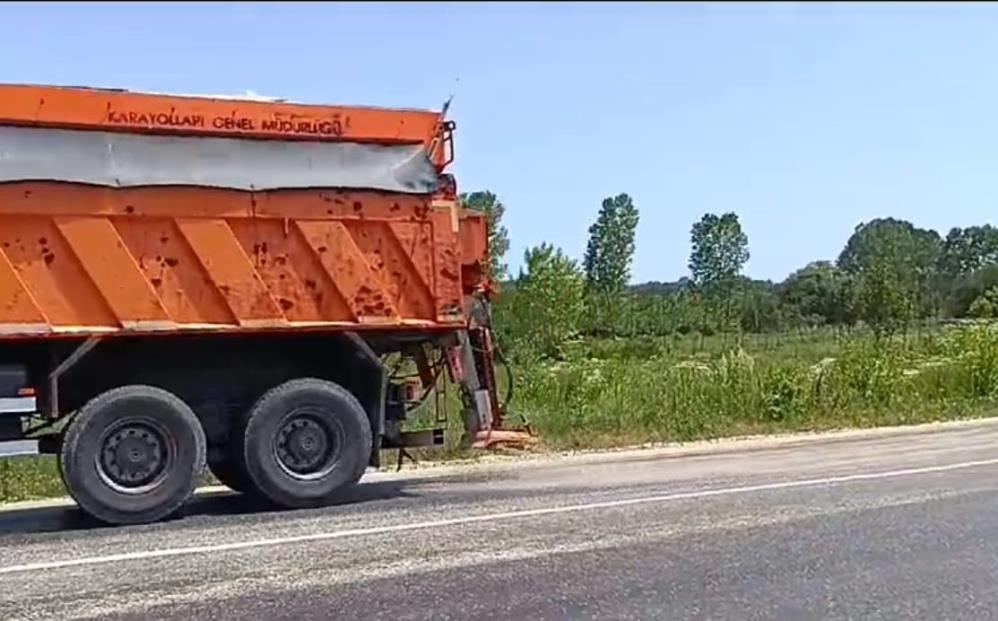 sicaktan-eriyen-asfalta-ekipler-kum-doktu1.jpg