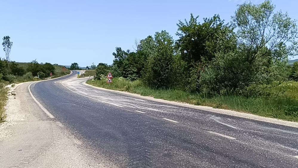sicaktan-eriyen-asfalta-ekipler-kum-doktu2.jpg