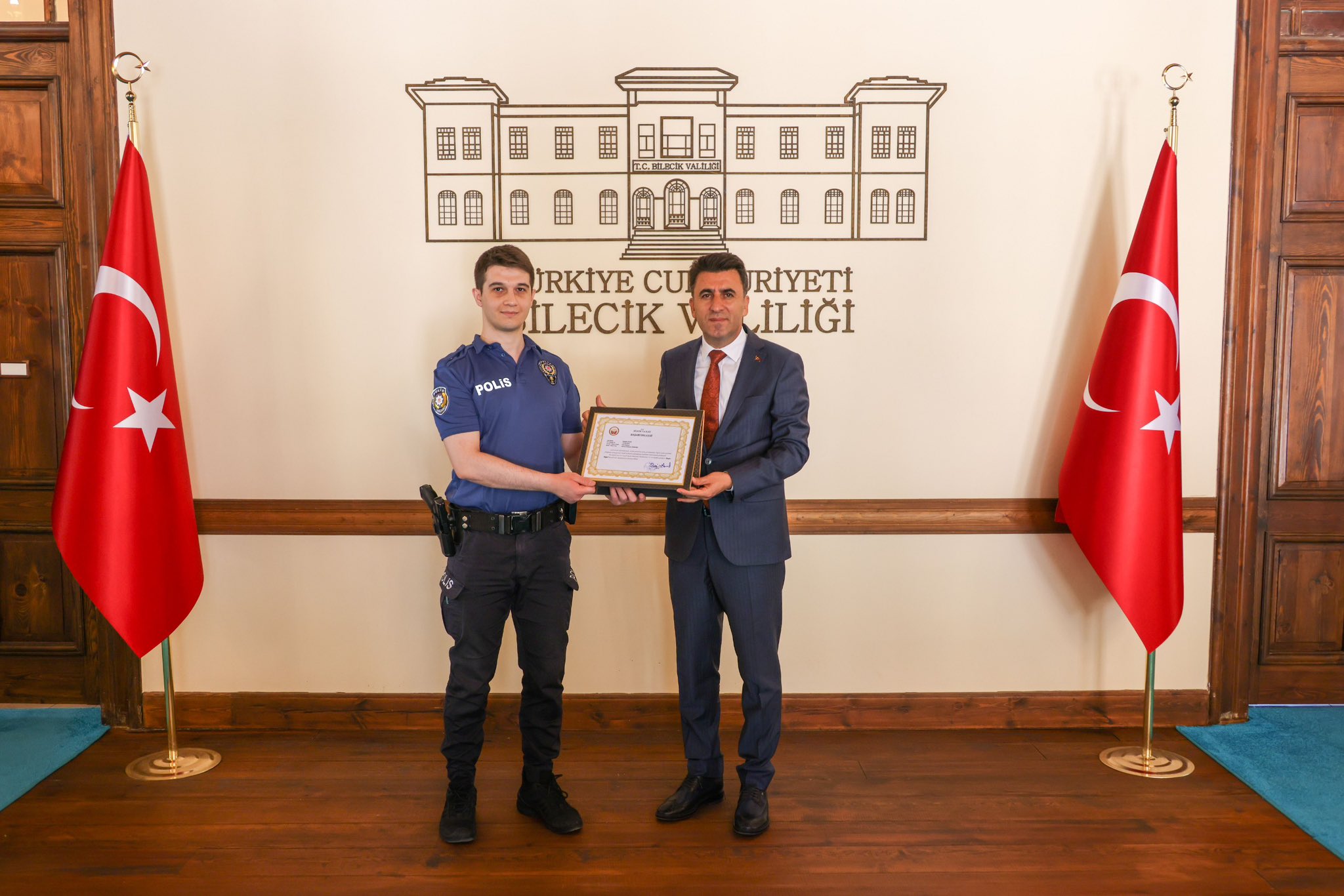 vali-aygol-kahraman-polisi-odullendirdi.jpg