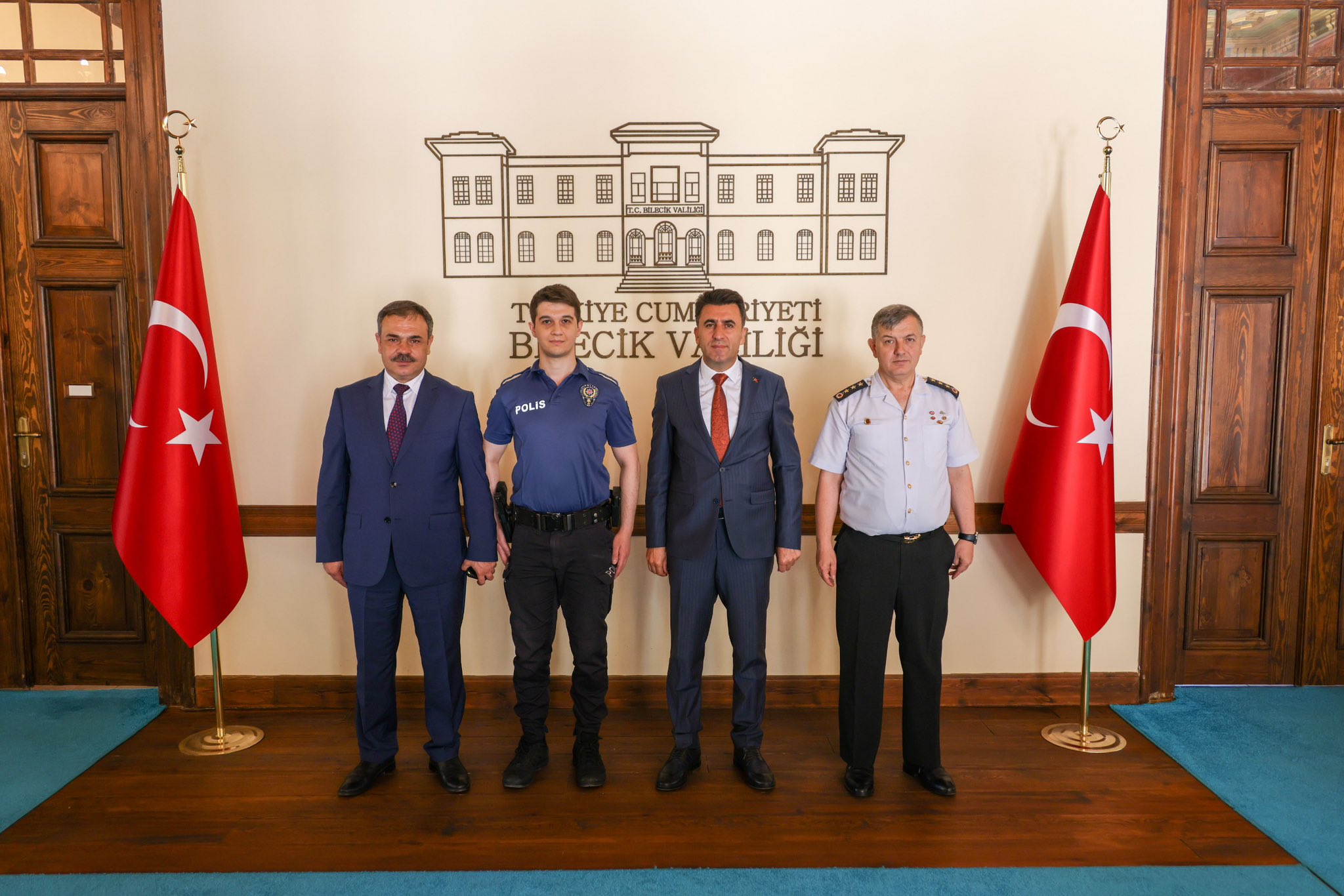 vali-aygol-kahraman-polisi-odullendirdi1.jpg