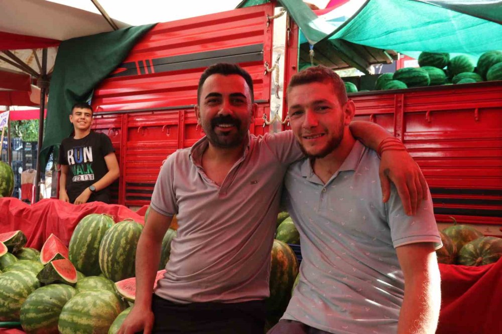 Pazarda Yıkanan Pazarcı: "Hava Sıcak, Denize Gidemedik Böyle Serinledik"