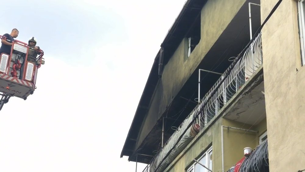 3 Katlı Binanın En Üst Katı Alevlere Teslim Oldu