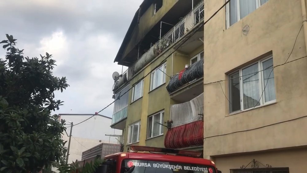 3 Katlı Binanın En Üst Katı Alevlere Teslim Oldu
