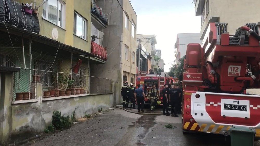 3 Katlı Binanın En Üst Katı Alevlere Teslim Oldu