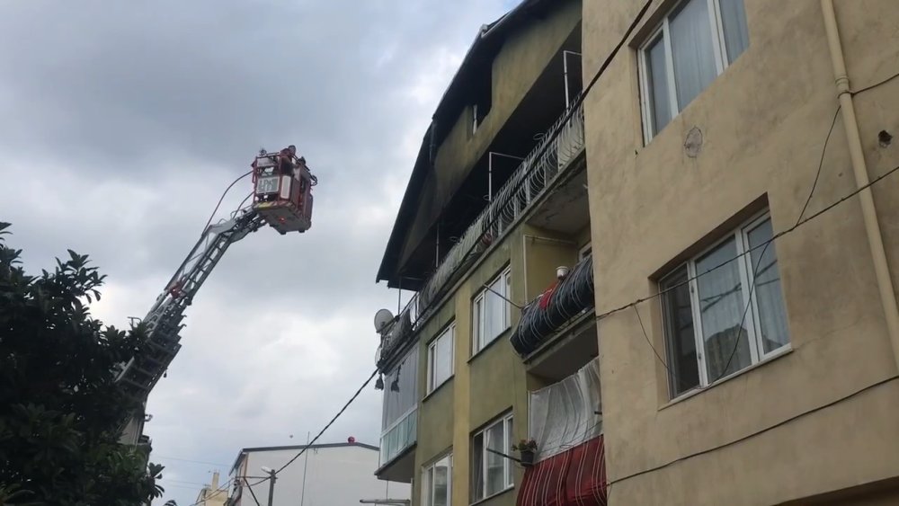 3 Katlı Binanın En Üst Katı Alevlere Teslim Oldu