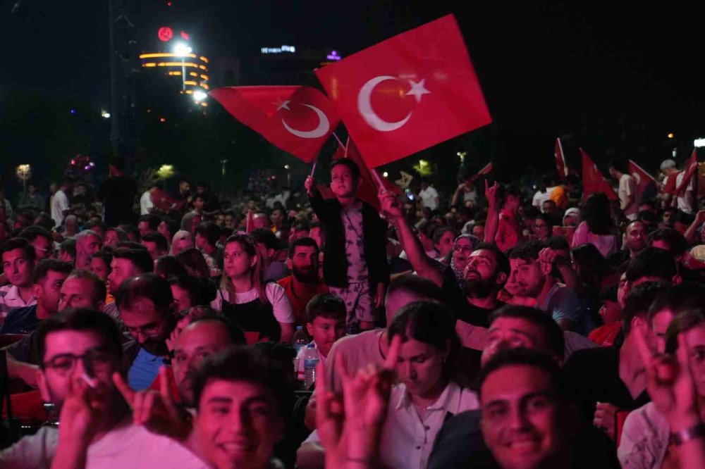 Binlerce Vatandaş Milli Maçı Beraber İzledi