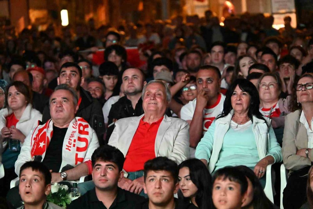 Bozüyük'te Milli Maç Tek Yürek Olarak Dev Ekrandan İzlendi