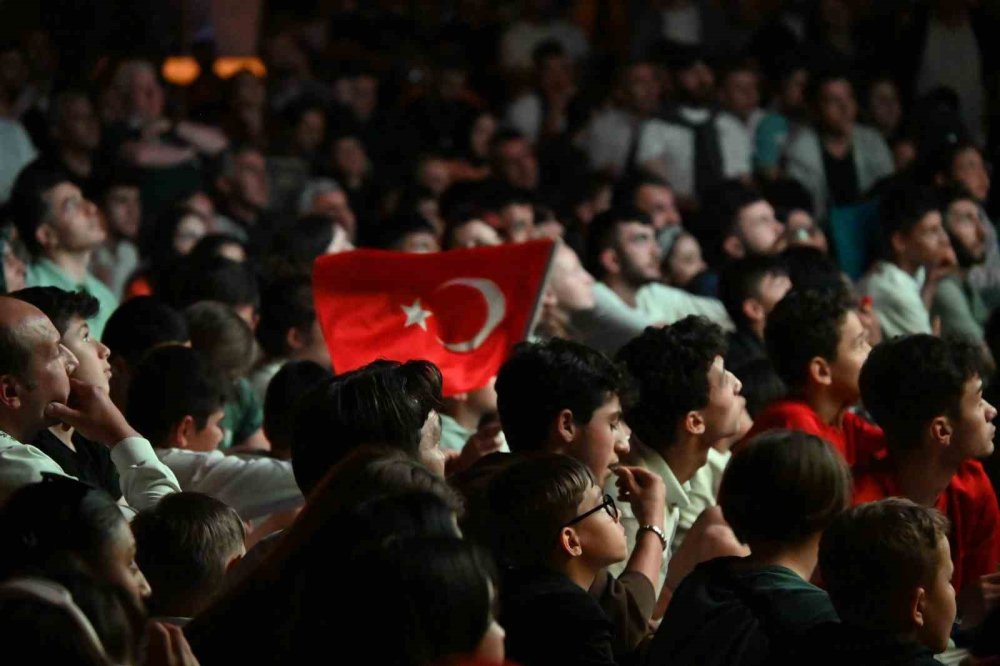 Bozüyük'te Milli Maç Tek Yürek Olarak Dev Ekrandan İzlendi