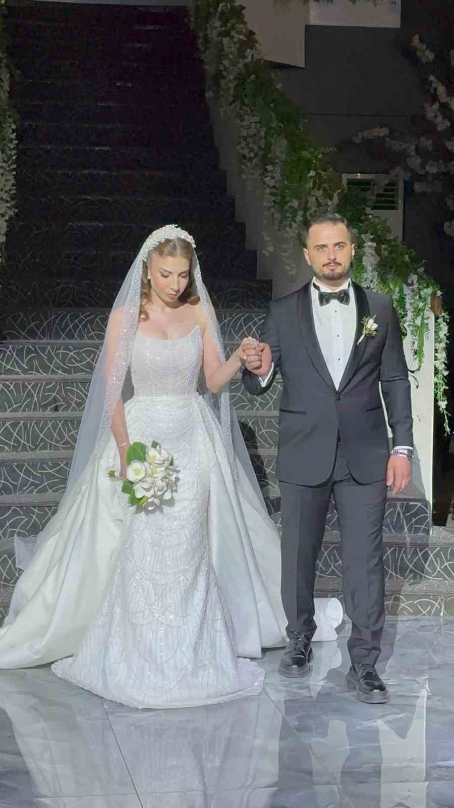 Düğünlerinde Maç İzlediler