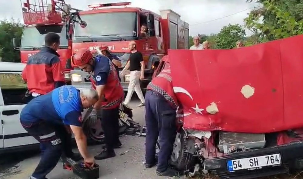 İki Araç Kafa Kafaya Çarpıştı: 3 Yaralı